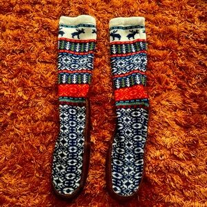 Acorn brand patterned slipper socks. Very comfy, hardly used, size 10.5-11.5